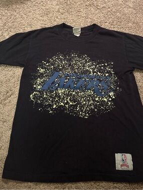 Los Angeles Lakers Black Graphic Tee with Paint Splatter | Size Medium